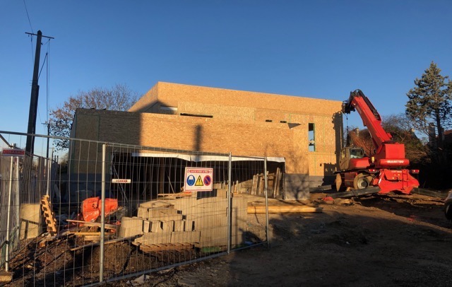 Progression du chantier de la maison de quartier de Juvisy-sur-Orge par ArchiStrucutre et Jessica Bernardoff Architecte DPLG. Vue sur le futur accueil
