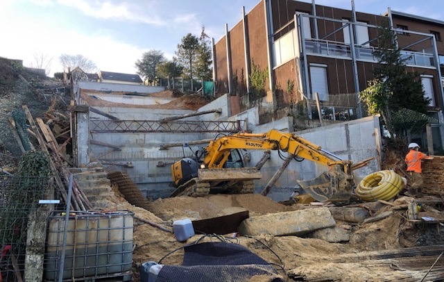 Mur de souténement réalisé en voile par passe en béton armé. ArchiStructure réalise une maison en essonne sur un terrain à forte pente. Construction maison particulière sur terrain accidenté. ArchiStructure et Jessica Bernardoff réalise une maison d'architecte en vallée de Chevreuse.